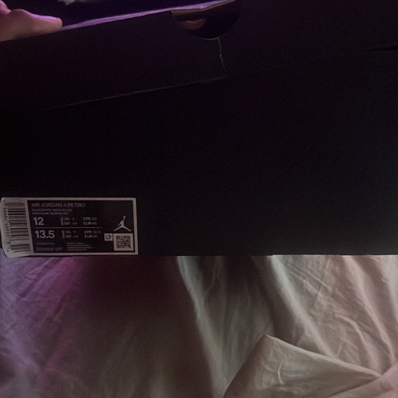 Jordan 4 thunder bad box but new sneakers and able for ball feet’s